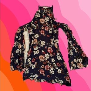 Forever 21 navy tropical floral print long sleeve flowy top with bell sleeves 🌺